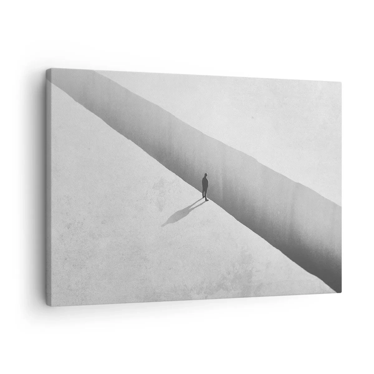 Obraz na plátne - Osamelá postava stojí nad hlbokou priepasťou v monochromatickom prostredí. - 70x50cm - Jasný cieľ - Moderná nástenná dekorácia do obývacej izby a spálne ARTTOR