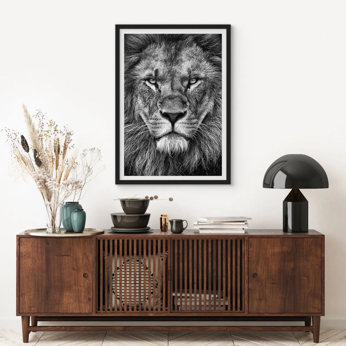 Plagát v čiernom ráme - Čiernobiely portrét majestátneho leva - 50x70cm - V korunovačnom odeve - Moderná nástenná dekorácia do obývacej izby a spálne ARTTOR