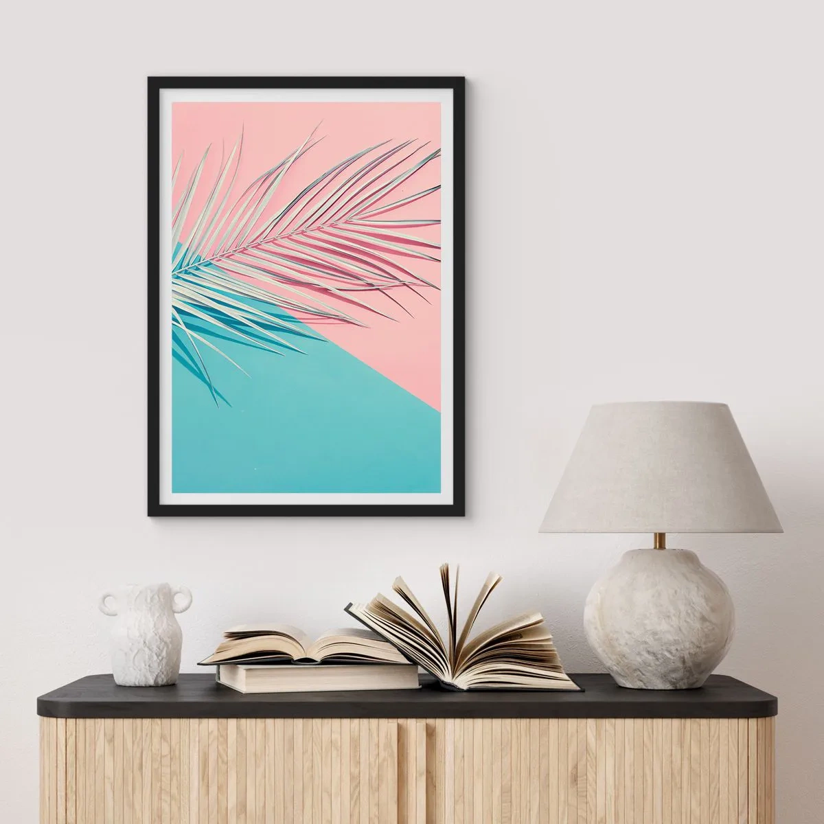 Plagát v čiernom ráme - Palma na pozadí pastelových ružových a modrých farieb - 50x70cm - Tropický dojem - Moderná nástenná dekorácia do obývacej izby a spálne ARTTOR