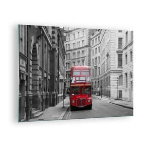 Obraz na skle - Červený autobus medzi monochromatickými ulicami mesta - 70x50cm - Všednosť nemusí byť šedá - Moderná nástenná dekorácia do obývacej izby a spálne ARTTOR
