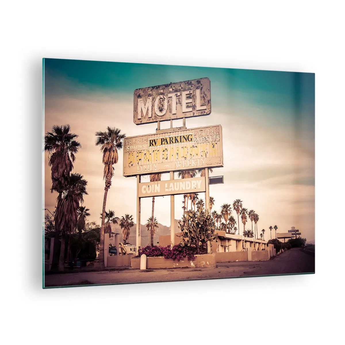 Obraz na skle - Stará motelová tabuľa obklopená palmami vytvára retro atmosféru - 70x50cm - Tu sa zastavil čas - Moderná nástenná dekorácia do obývacej izby a spálne ARTTOR