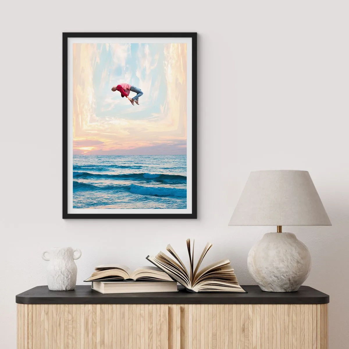 Plagát v čiernom ráme - Muž skáče do neba nad oceánom pri západe slnka - 50x70cm - Do inej dimenzie - Moderná nástenná dekorácia do obývacej izby a spálne ARTTOR