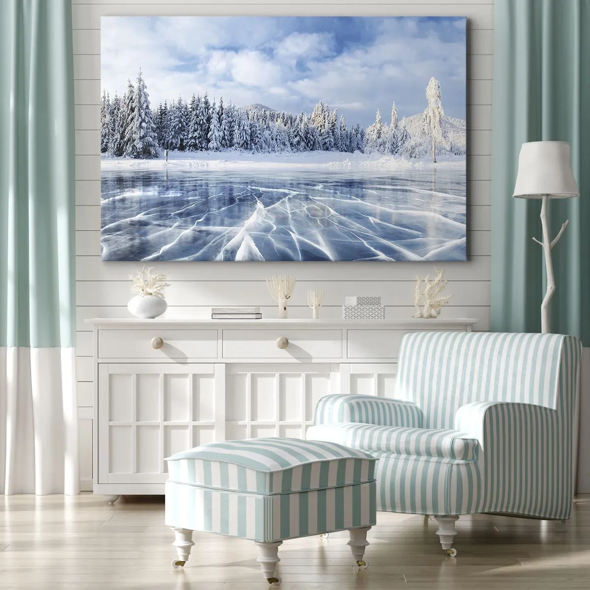 Obraz na plátne - Zamrznuté jazero obklopené zasneženým lesom - 70x50cm - Oslnivý a kryštalický pohľad - Moderná nástenná dekorácia do obývacej izby a spálne ARTTOR