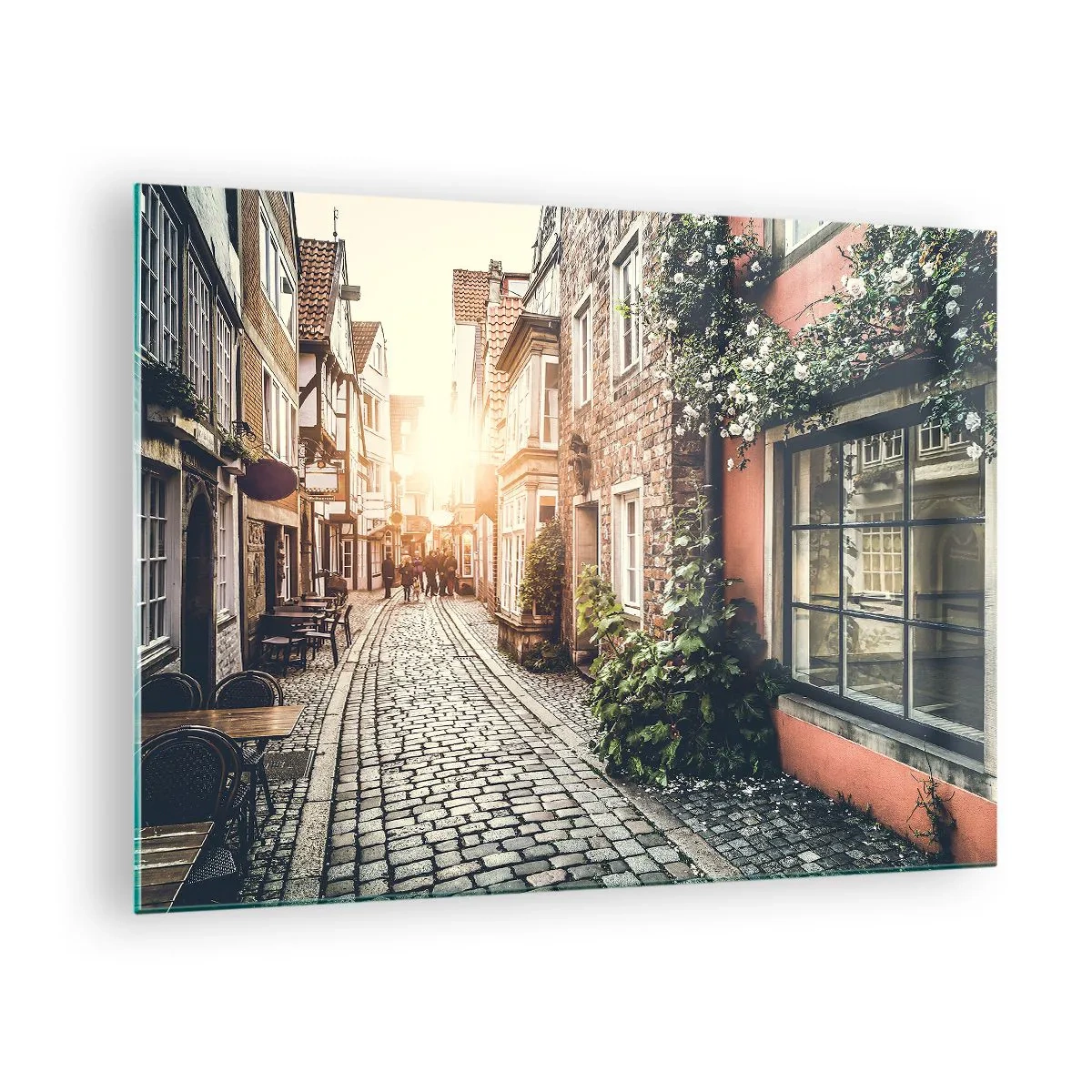 Obraz na skle - Očarujúca ulica s činžiakovými domami osvetlenými západom slnka - 70x50cm - Ružová ulička v ružovej žiare - Moderná nástenná dekorácia do obývacej izby a spálne ARTTOR