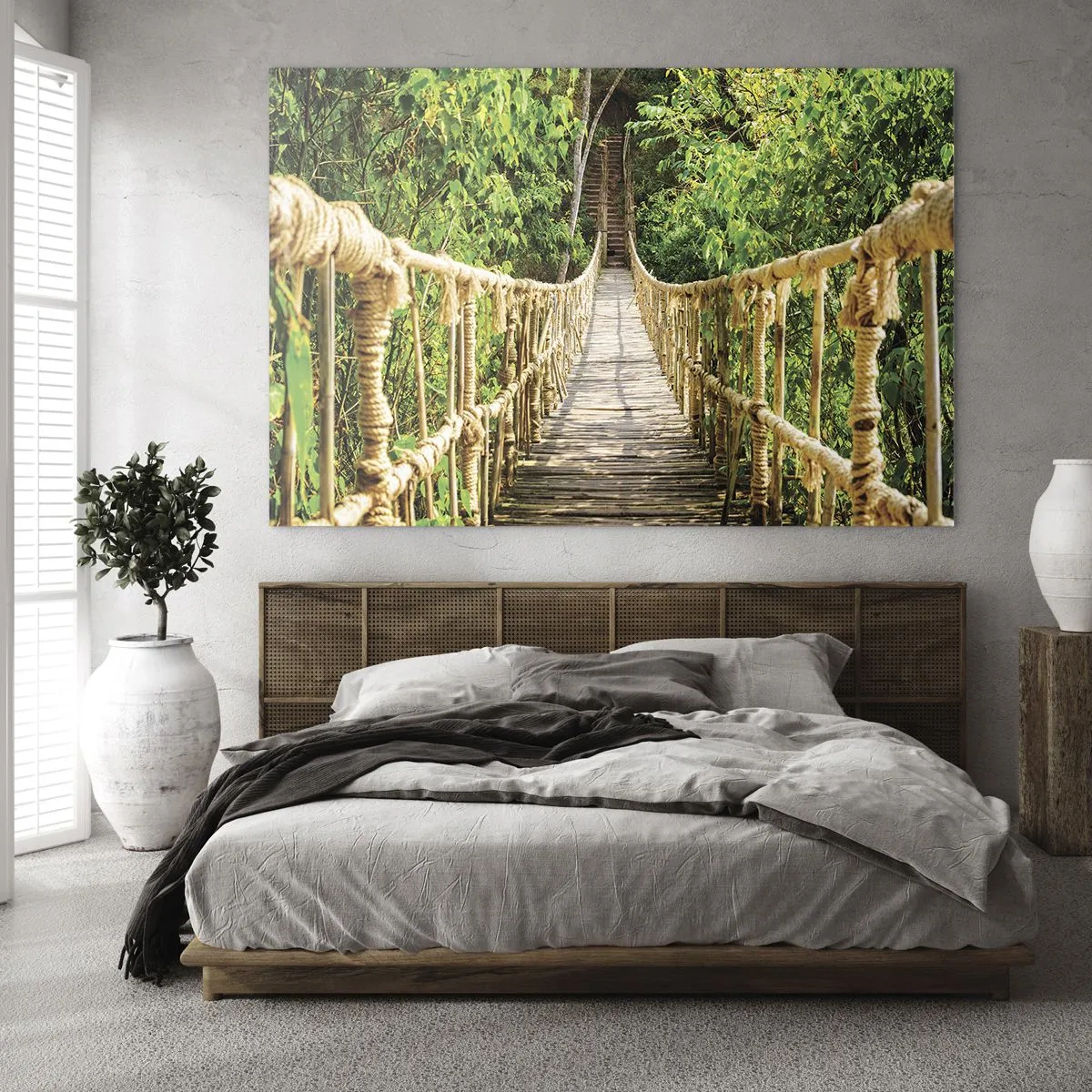Obraz na skle - Drevený lanový most obklopený bujnou zeleňou - 70x50cm - Zavesený v zelenej - Moderná nástenná dekorácia do obývacej izby a spálne ARTTOR