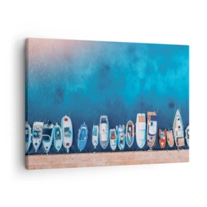 Obraz na plátne - Lode kotviace pri brehu na pozadí modrej vody - 70x50cm - V rade za sebou - Moderná nástenná dekorácia do obývacej izby a spálne ARTTOR
