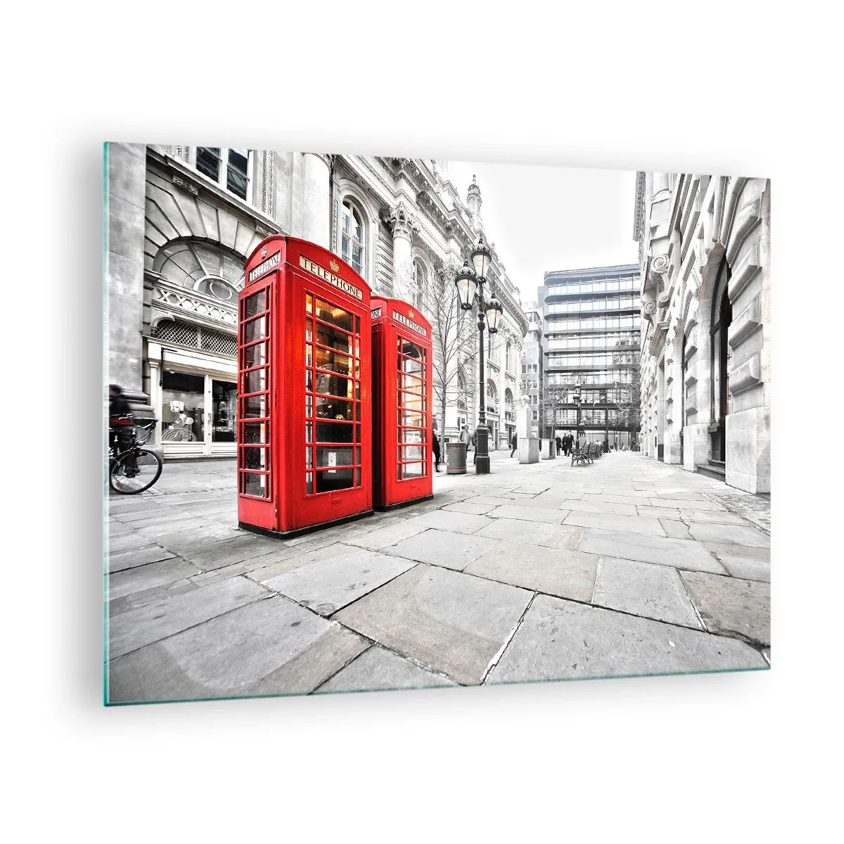 Obraz na skle - Červené telefónne búdky na pozadí mestskej ulice - 70x50cm - Welcome to London - Moderná nástenná dekorácia do obývacej izby a spálne ARTTOR
