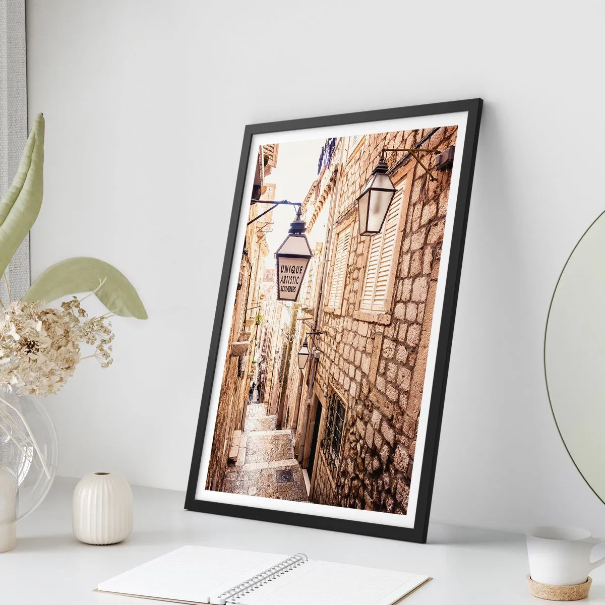 Plagát v čiernom ráme - Očarujúca kamenná ulica s lampášmi a schodmi - 50x70cm - Očarujúca ulička - Moderná nástenná dekorácia do obývacej izby a spálne ARTTOR