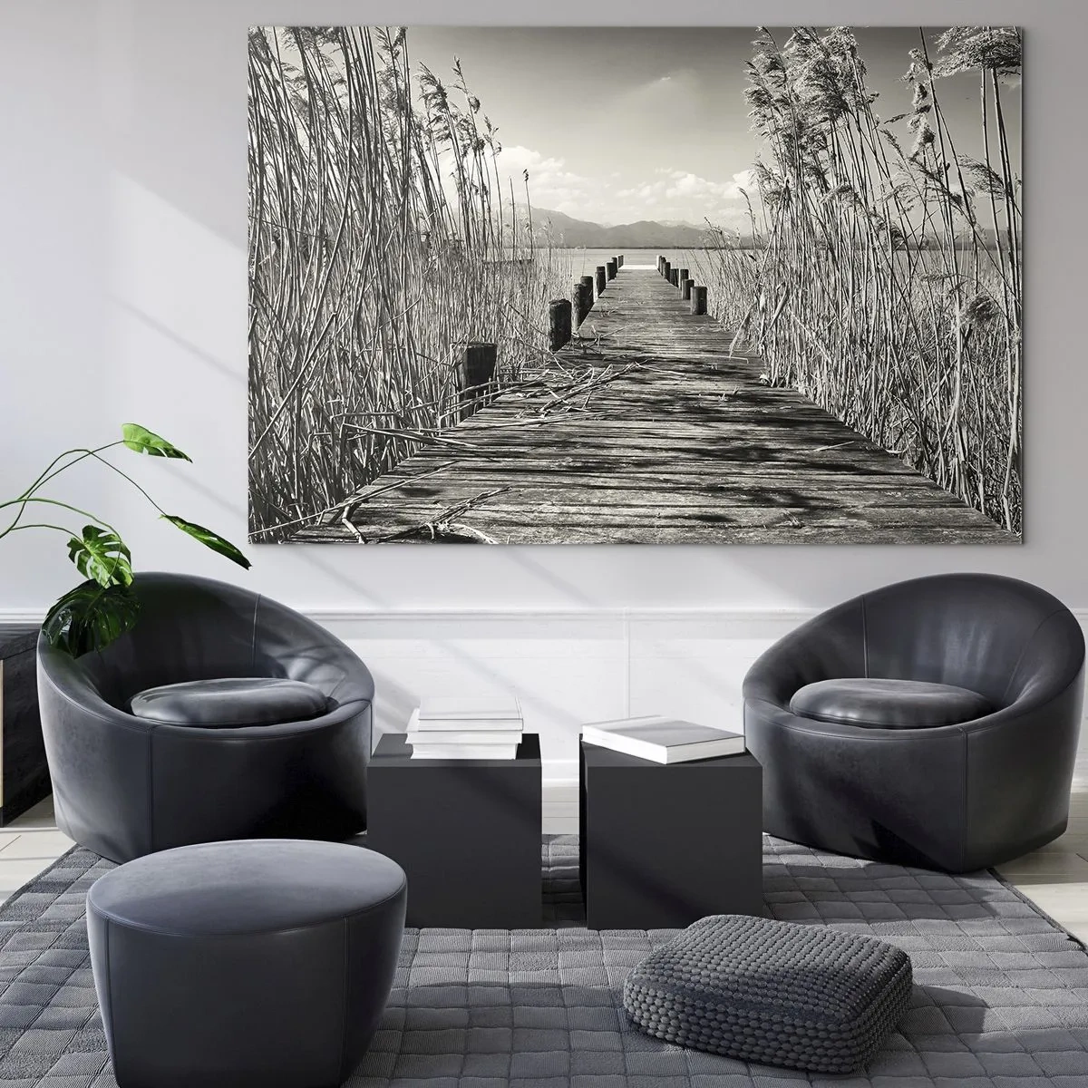 Obraz na skle - Drevený most vedie cez trávu ponad pokojné jazero. - 70x50cm - V ústraní tráv - Moderná nástenná dekorácia do obývacej izby a spálne ARTTOR