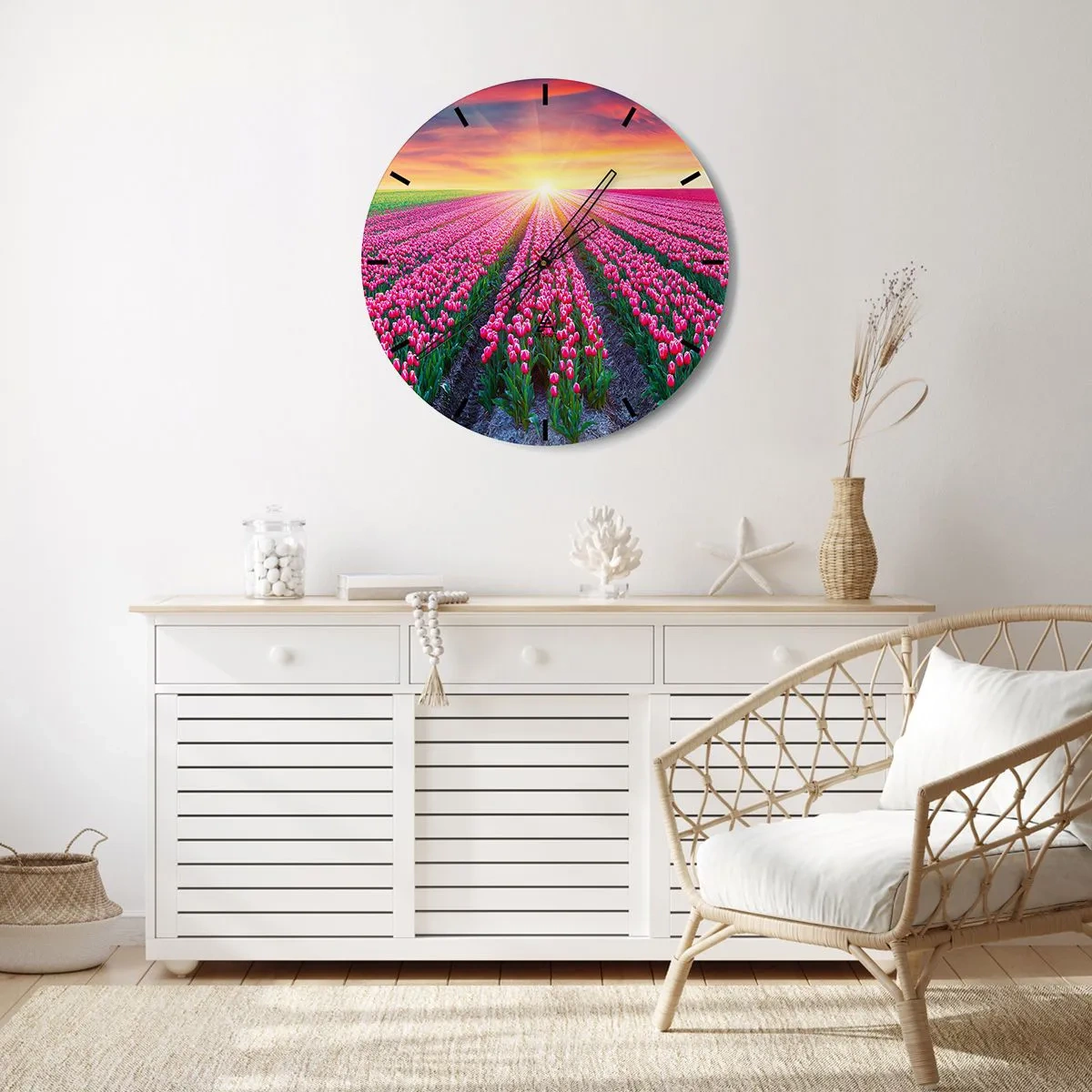 Nástenné hodiny - Pole červených tulipánov pri západe slnka - 30x30cm - Farma krásy - Moderná nástenná dekorácia do obývacej izby, kuchyne a spálne ARTTOR