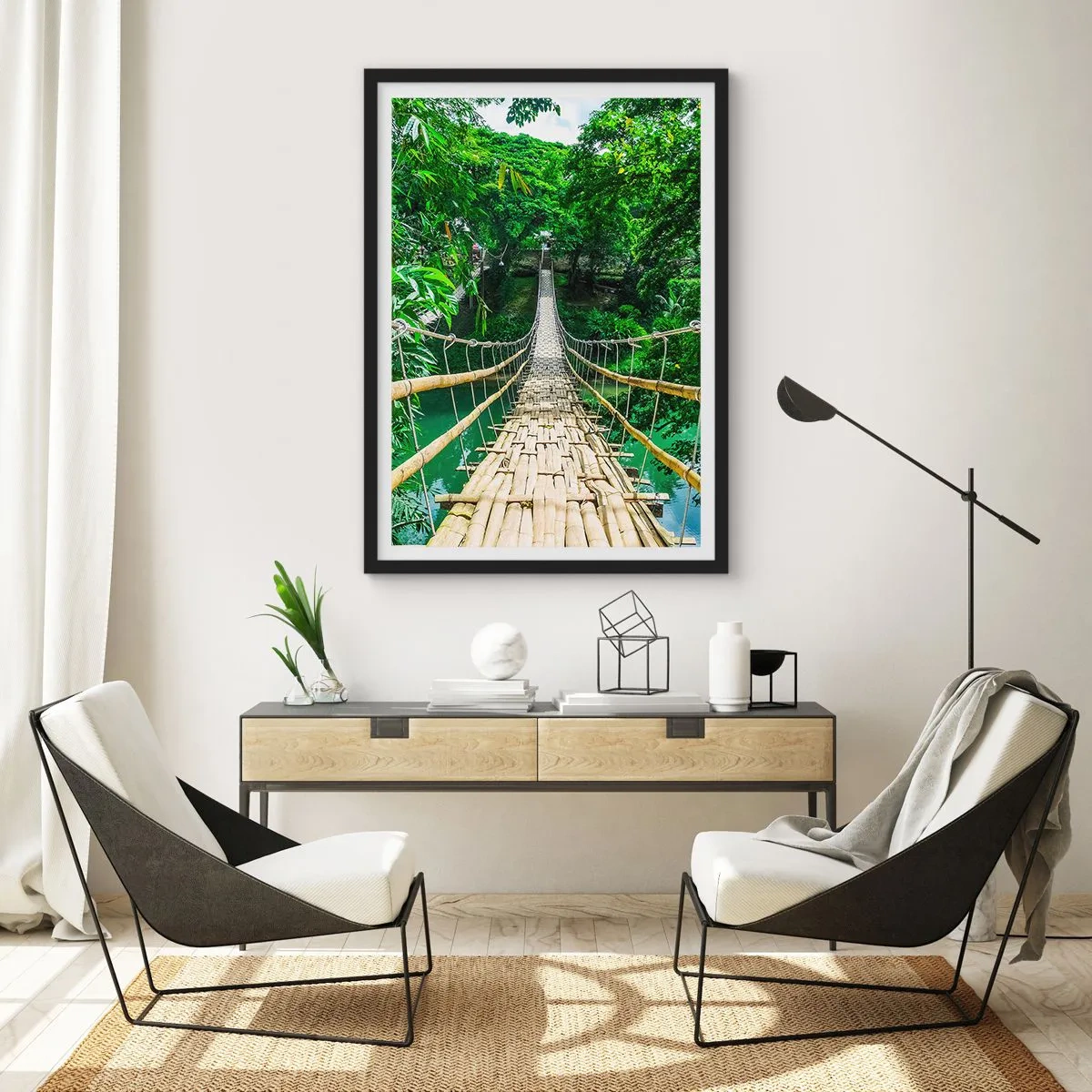 Plagát v čiernom ráme - Visutý bambusový most obklopený tropickou zeleňou - 50x70cm - Opičí most nad zeleňou - Moderná nástenná dekorácia do obývacej izby a spálne ARTTOR