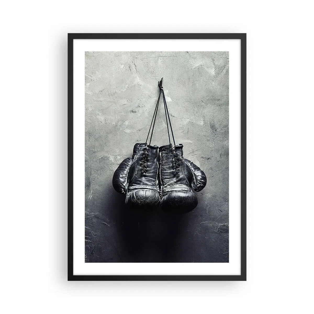 Plagát v čiernom ráme - Čierne boxerské rukavice zavesené na šnúrke - 50x70cm - Čas boja a čas mieru - Moderná nástenná dekorácia do obývacej izby a spálne ARTTOR