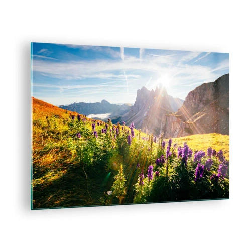 Obraz na skle - Horská lúka plná kvetov na pozadí skalnatých vrcholov pri východe slnka - 70x50cm - Tajomný život bylín - Moderná nástenná dekorácia do obývacej izby a spálne ARTTOR