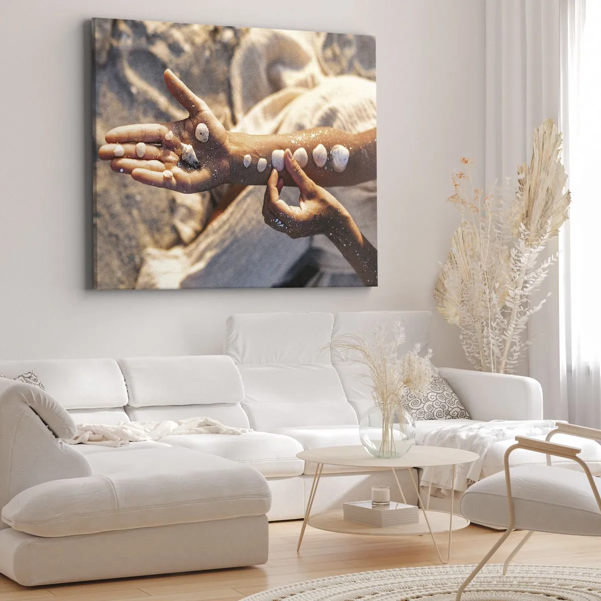 Obraz na plátne - Ruky s mušľami usporiadanými na pieskovom pozadí - 70x50cm - Krása na dosah - Moderná nástenná dekorácia do obývacej izby a spálne ARTTOR