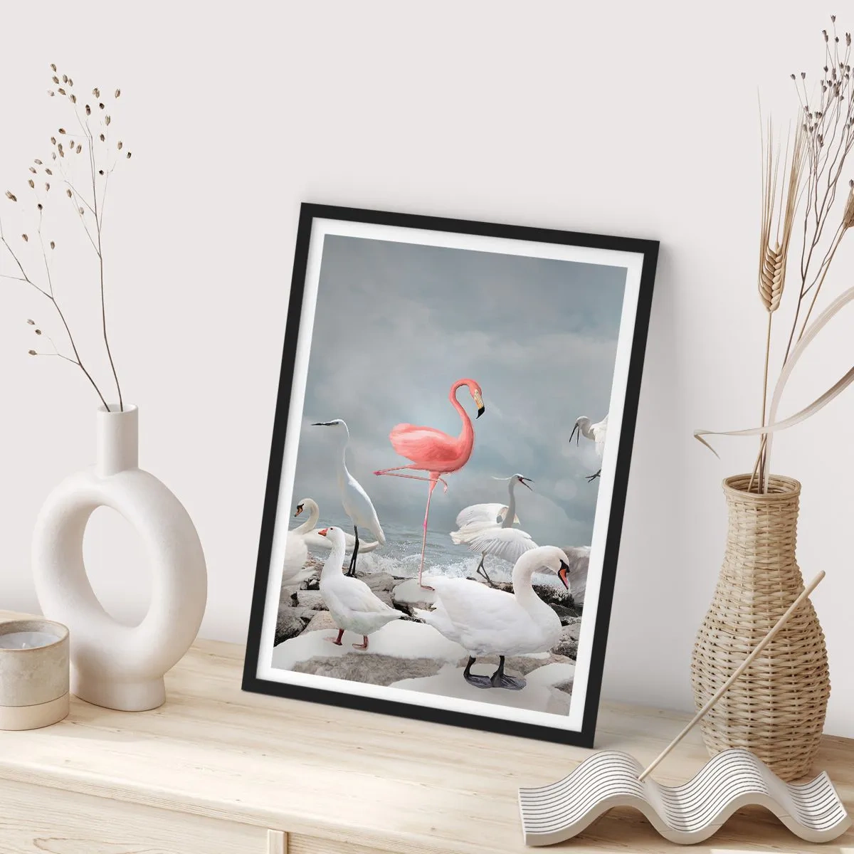 Plagát v čiernom ráme - Ružový plameniak obklopený bielymi vtákmi na pozadí oblohy - 50x70cm - Kde som sa tu vzal? - Moderná nástenná dekorácia do obývacej izby a spálne ARTTOR