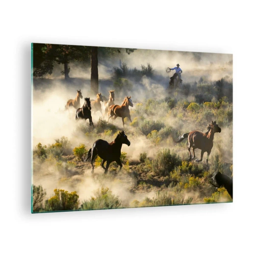 Obraz na skle - Stádo koní cválajúcich prachom a kovboj na pozadí prírody - 70x50cm - Rivalita - sloboda alebo mužská sila? - Moderná nástenná dekorácia do obývacej izby a spálne ARTTOR