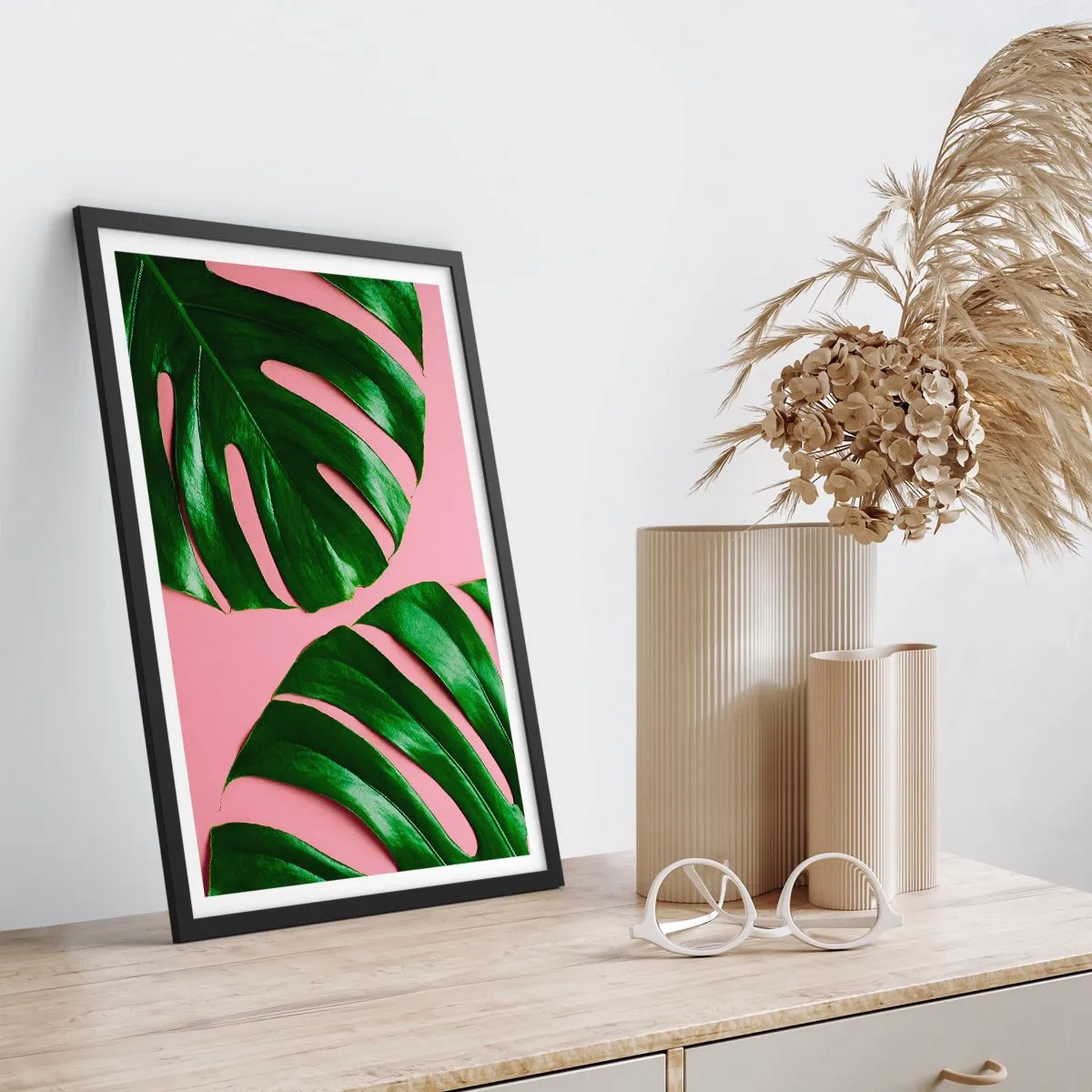 Plagát v čiernom ráme - Listy monstery na ružovom pozadí v minimalistickom štýle - 50x70cm - Zelené rendez-vous - Moderná nástenná dekorácia do obývacej izby a spálne ARTTOR