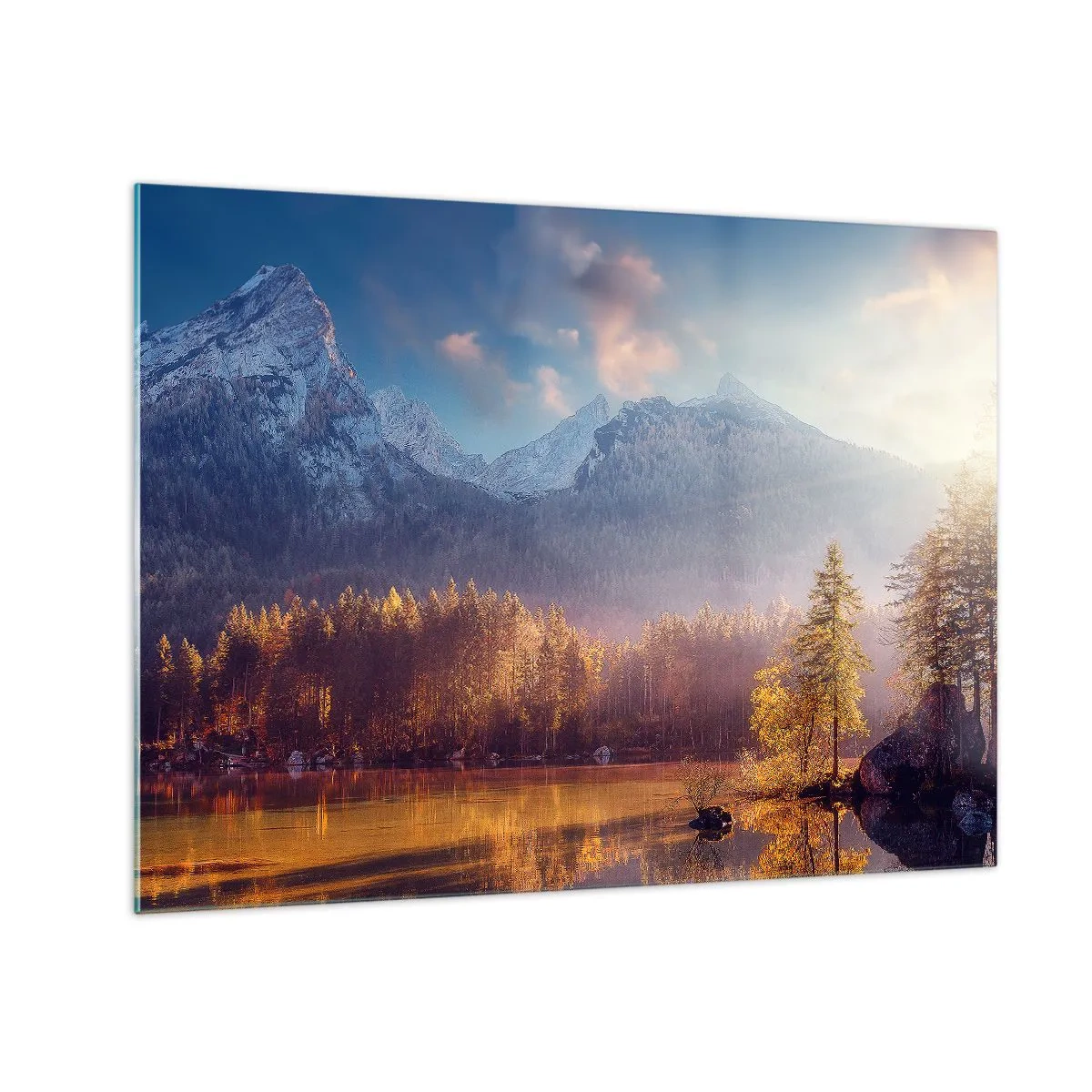 Obraz na skle - Zlaté ranné svetlo nad horským jazerom obklopeným lesom - 70x50cm - V horách a údoliach - Moderná nástenná dekorácia do obývacej izby a spálne ARTTOR