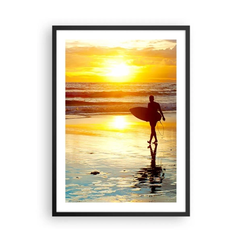 Plagát v čiernom ráme - Surfer chôdza po pláži pri západe slnka - 50x70cm - Návrat bojovníka - Moderná nástenná dekorácia do obývacej izby a spálne ARTTOR