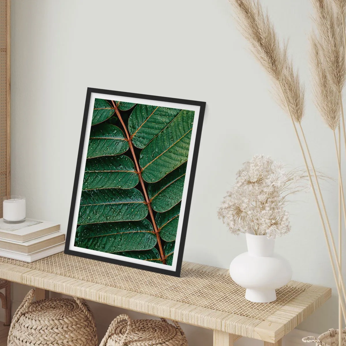 Plagát v čiernom ráme - Listy s kvapkami vody vytvárajú harmonickú kompozíciu - 50x70cm - V zelenom rytme - Moderná nástenná dekorácia do obývacej izby a spálne ARTTOR