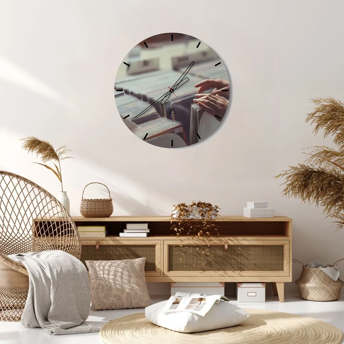 Nástenné hodiny - Prezeranie vinylov v hudobnom obchode - 30x30cm - Hľadanie emócií - Moderná nástenná dekorácia do obývacej izby, kuchyne a spálne ARTTOR