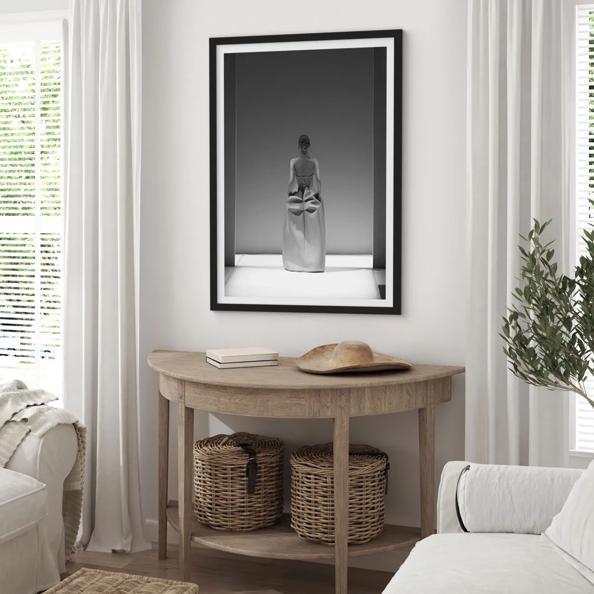 Plagát v čiernom ráme - Minimalistická čiernobiela fotografia ženy na móle. - 50x70cm - Rafinovaná jednoduchosť - Moderná nástenná dekorácia do obývacej izby a spálne ARTTOR