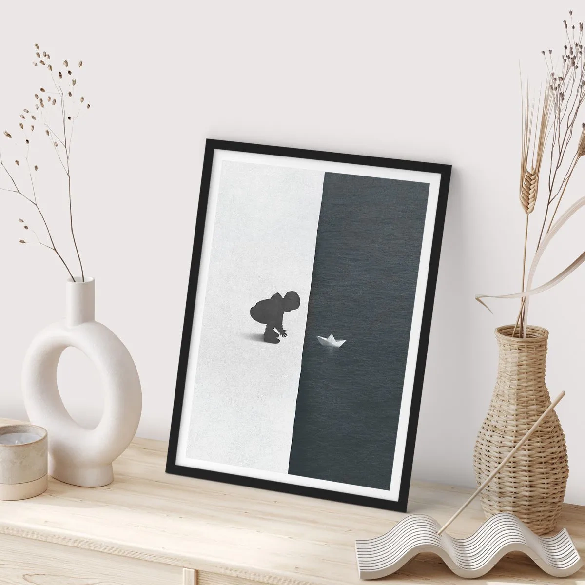 Plagát v čiernom ráme - Dieťa sa nakláňa nad vodu s papierovou loďkou - 50x70cm - Veľká výprava - Moderná nástenná dekorácia do obývacej izby a spálne ARTTOR