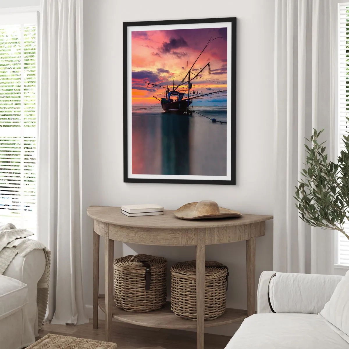 Plagát v čiernom ráme - Rybárska loď na pozadí zapadajúceho slnka na pláži - 50x70cm - Exotický večer - Moderná nástenná dekorácia do obývacej izby a spálne ARTTOR