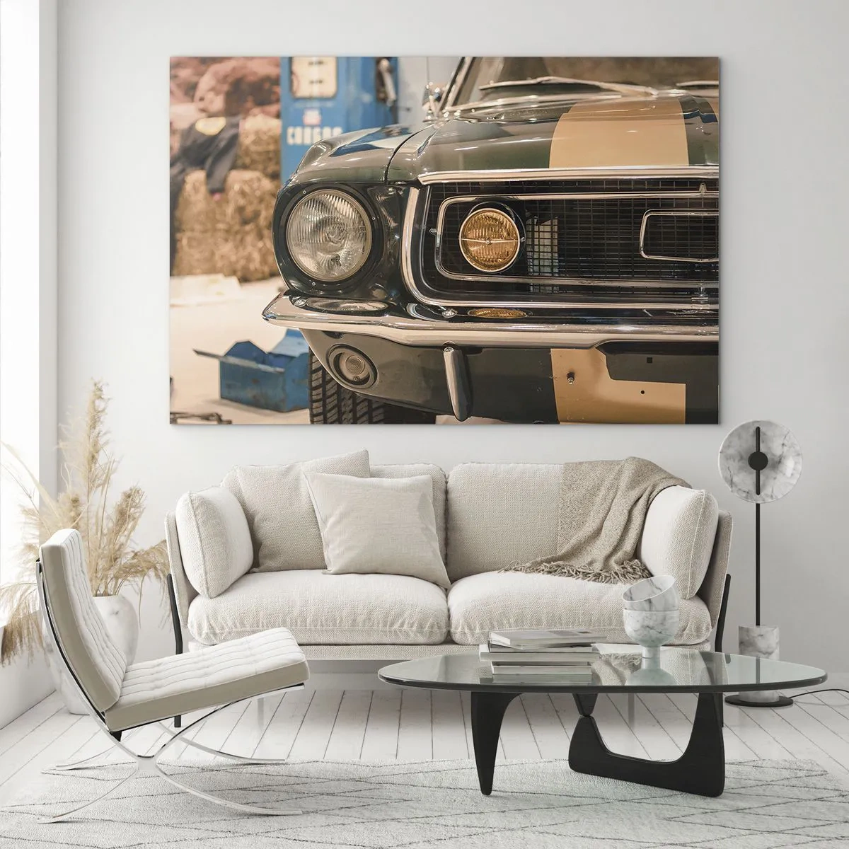 Obraz na skle - Detailný pohľad na klasické auto Mustang v dielni - 70x50cm - Stretnutie s legendou - Moderná nástenná dekorácia do obývacej izby a spálne ARTTOR
