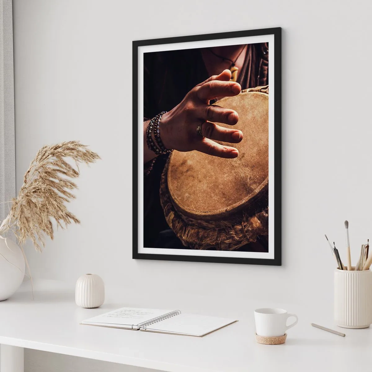 Plagát v čiernom ráme - Ruka hrajúca na bubon v teplom svetle - 50x70cm - V rytme srdca - Moderná nástenná dekorácia do obývacej izby a spálne ARTTOR