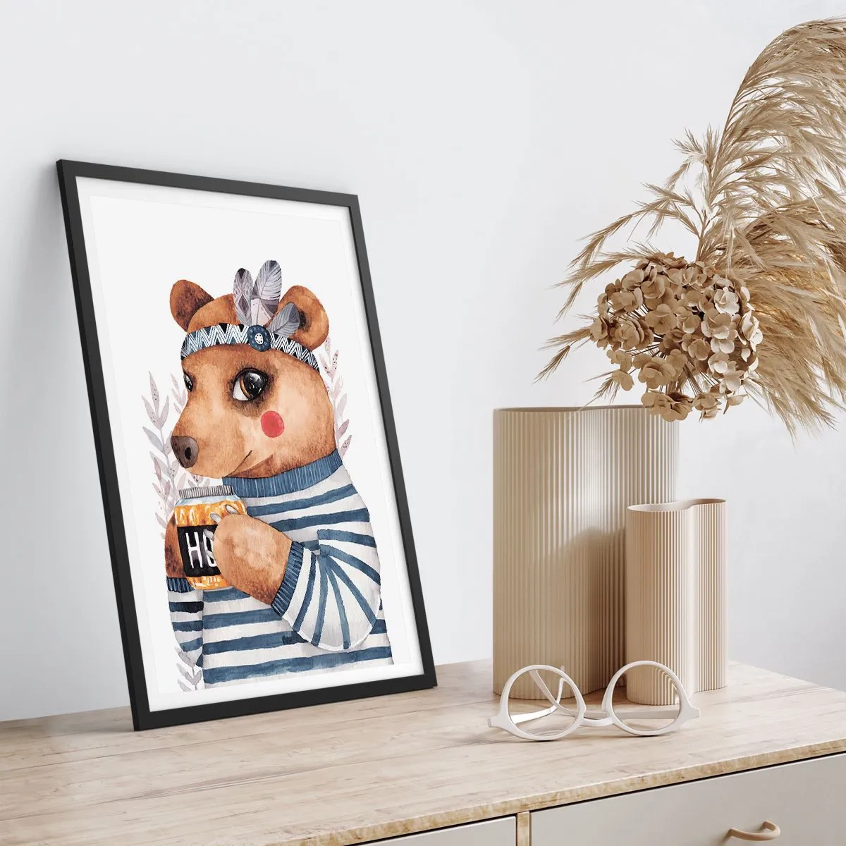 Plagát v čiernom ráme - Očarujúci plyšový medvedík v námorníckej mikine s pohárom v rukách - 50x70cm - Sladký medvedík - Moderná nástenná dekorácia do obývacej izby a spálne ARTTOR