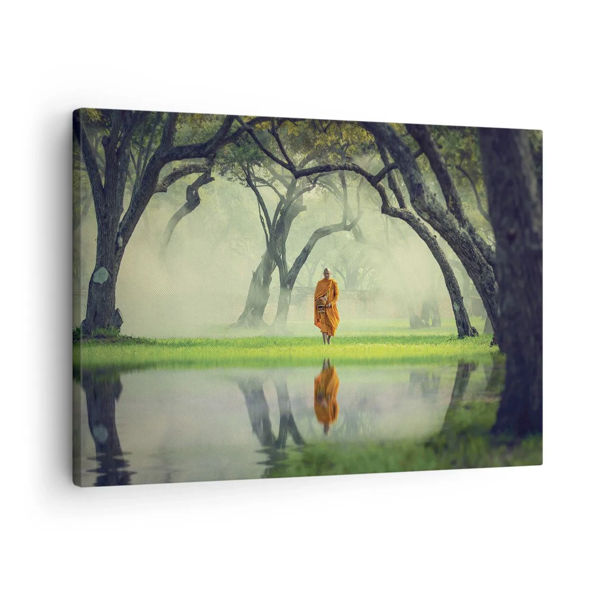 Obraz na plátne - Mních v oranžovom rúchu v lese s hmlistým pozadím a odrazom vo vode. - 70x50cm - Na ceste k osvieteniu - Moderná nástenná dekorácia do obývacej izby a spálne ARTTOR