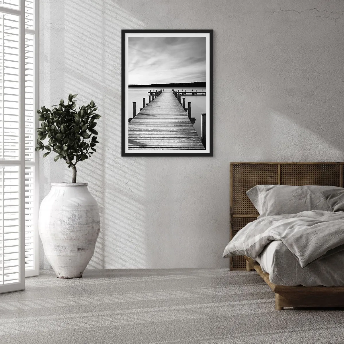 Plagát v čiernom ráme - Drevené mólo nad pokojným jazerom v čiernobielej farbe - 50x70cm - Pri napájadle – pokoji - Moderná nástenná dekorácia do obývacej izby a spálne ARTTOR