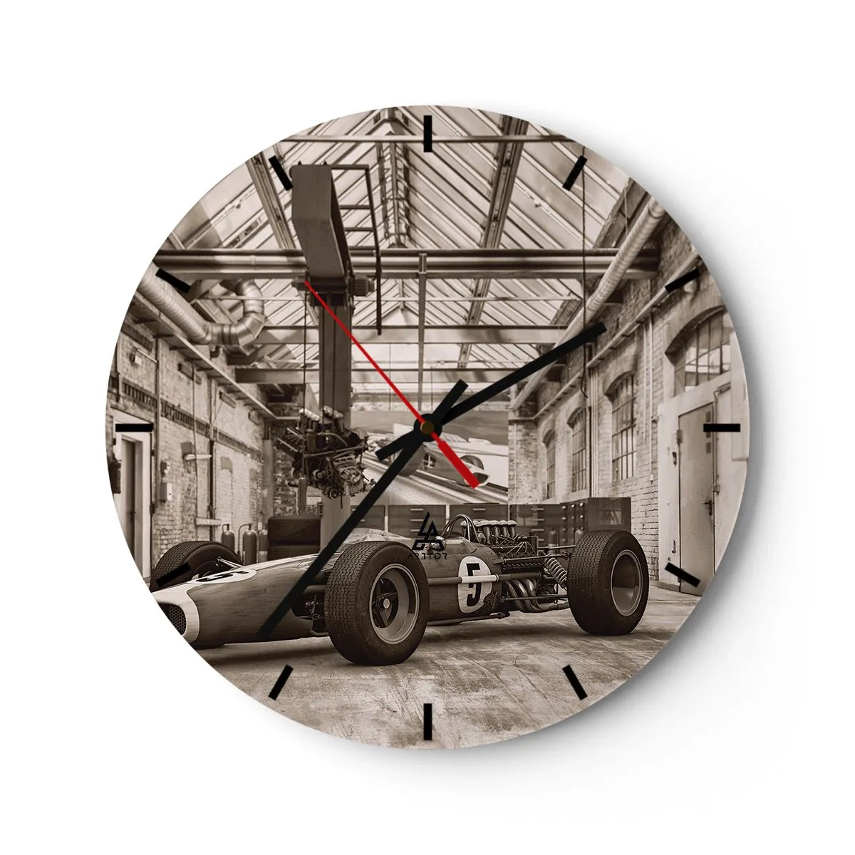 Nástenné hodiny - Klasické pretekárske auto v starej priemyselnej hale - 30x30cm - Odpočinok víťaza - Moderná nástenná dekorácia do obývacej izby, kuchyne a spálne ARTTOR
