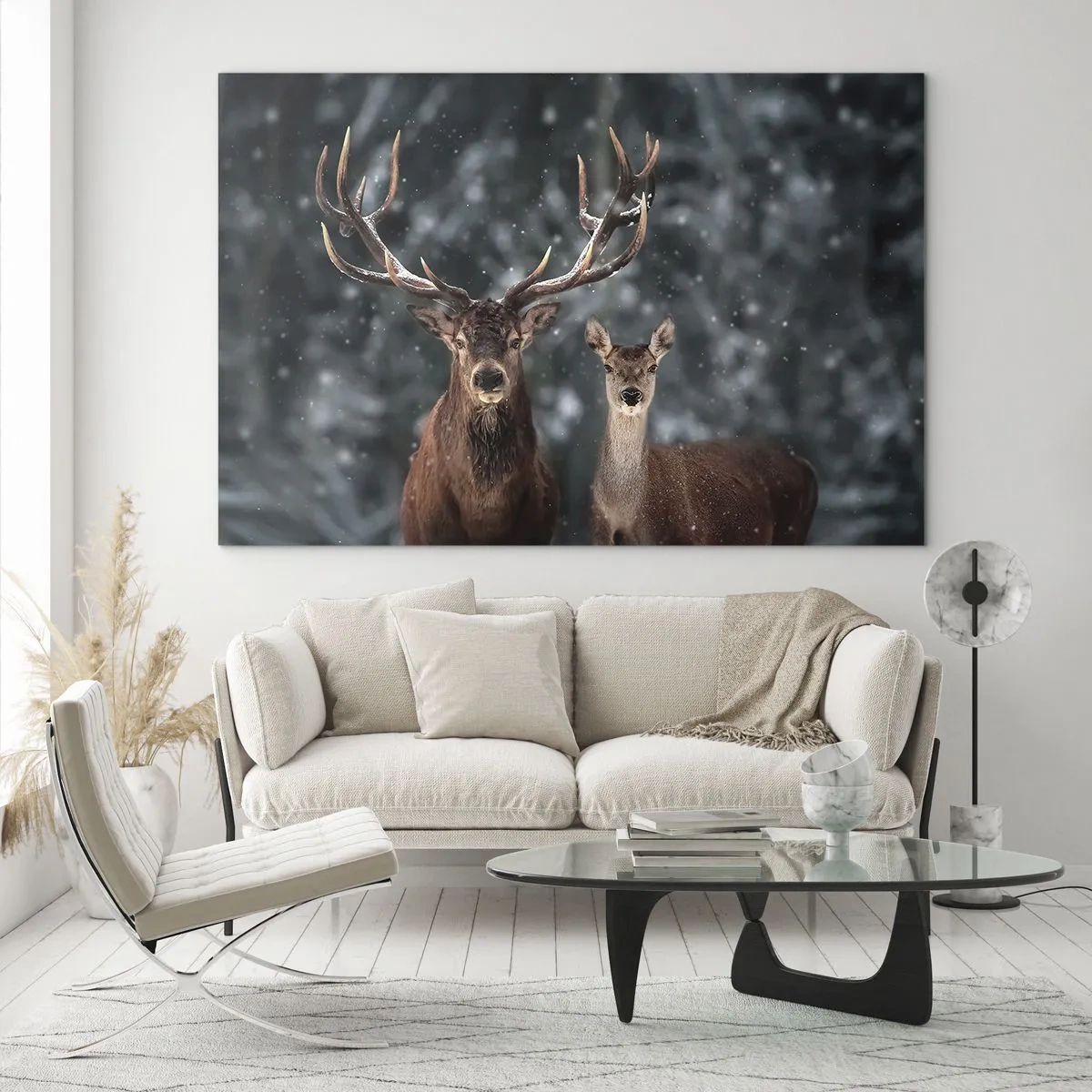 Obraz na skle - Jeleň a laň v zimnom lese pokrytom snehom - 70x50cm - Pán lesa so svojou ženou - Moderná nástenná dekorácia do obývacej izby a spálne ARTTOR
