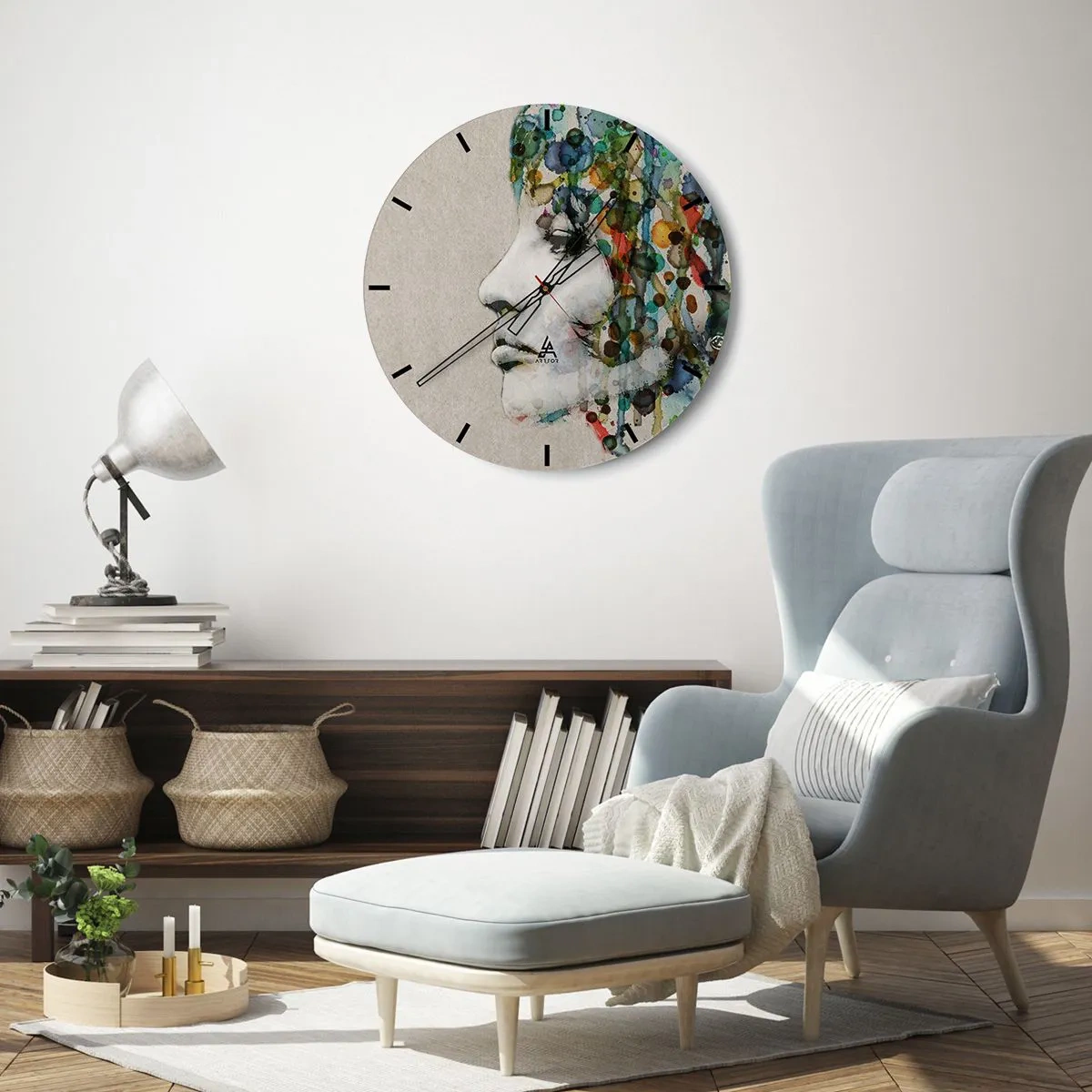 Nástenné hodiny - Umelecký profil tváre s farebnými akcentmi na sivom pozadí - 30x30cm - Vynorila sa zo šedej - Moderná nástenná dekorácia do obývacej izby, kuchyne a spálne ARTTOR
