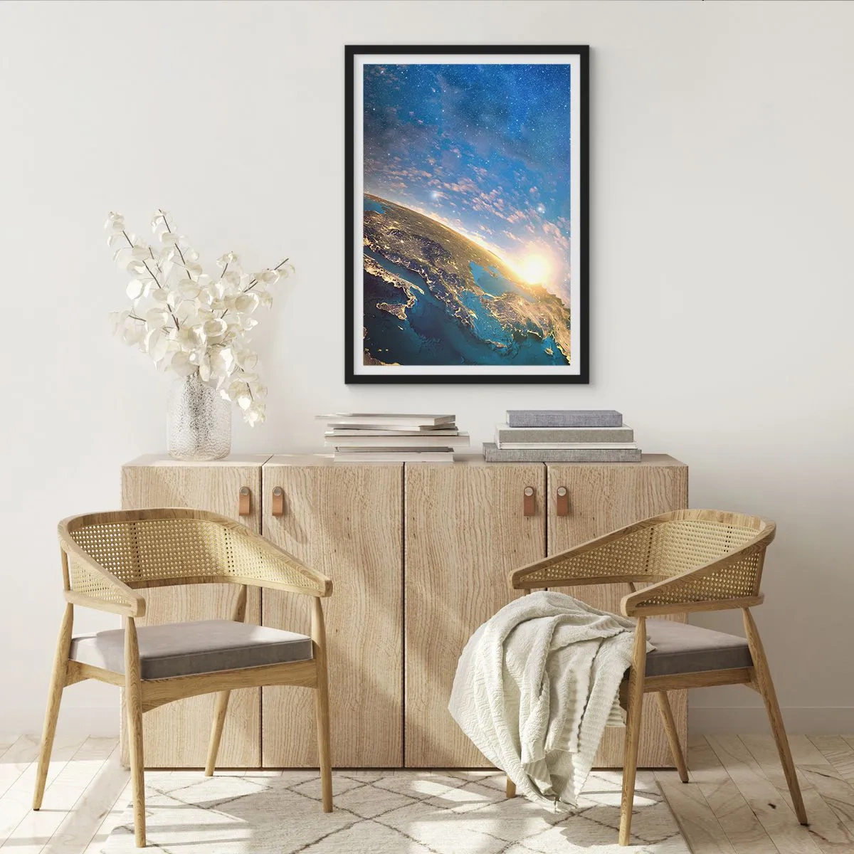 Plagát v čiernom ráme - Zem videná z vesmíru pri východe slnka - 50x70cm - Pozrime sa na seba s odstupom - Moderná nástenná dekorácia do obývacej izby a spálne ARTTOR