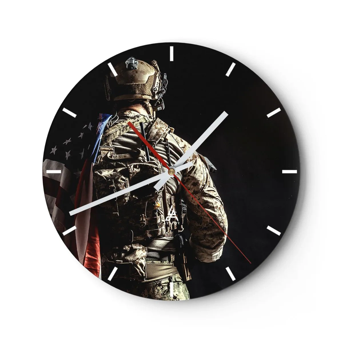 Nástenné hodiny - Vojak v uniforme s batohom a vlajkou na tmavom pozadí - 30x30cm - Práve preto - Moderná nástenná dekorácia do obývacej izby, kuchyne a spálne ARTTOR