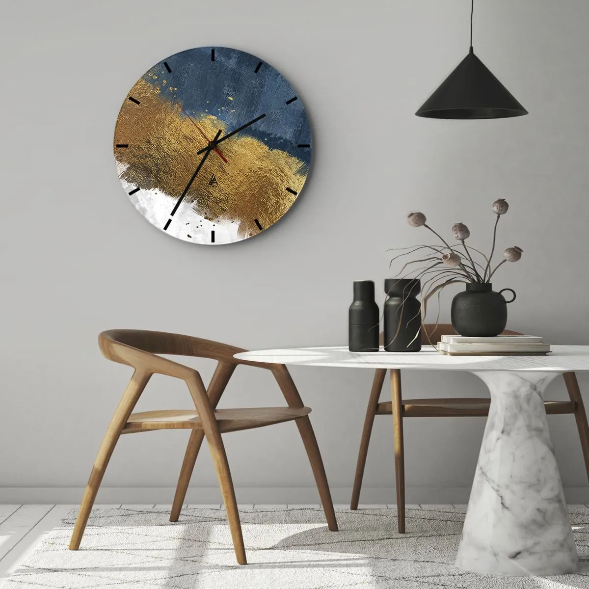 Nástenné hodiny - Abstraktné ťahy štetcom v zlatej a námorníckej modrej farbe na bielom pozadí - 30x30cm - Farby leta - Moderná nástenná dekorácia do obývacej izby, kuchyne a spálne ARTTOR