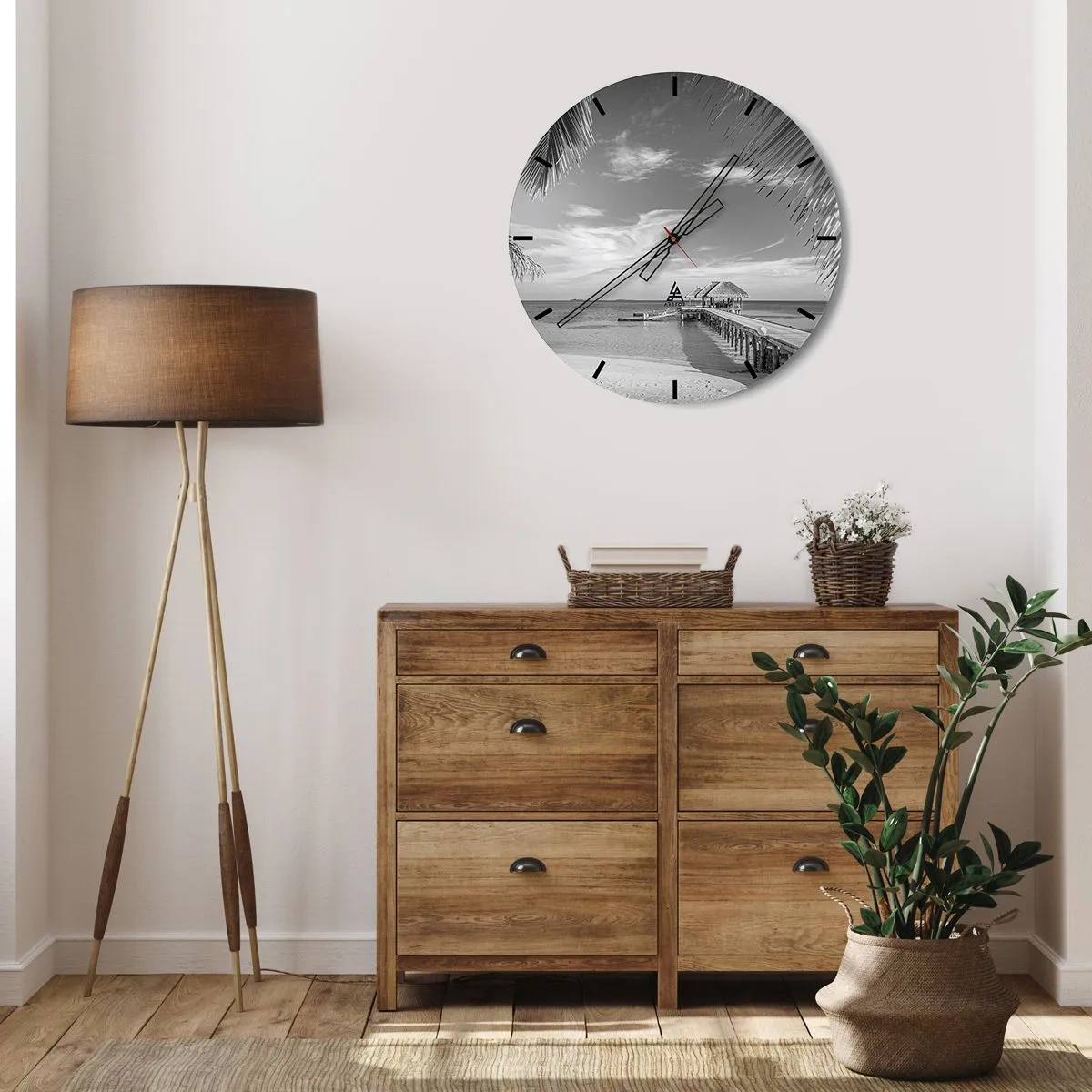 Nástenné hodiny - Čiernobiele mólo s altánkom pri oceáne a palmami v zábere. - 30x30cm - Spomienka alebo sen? - Moderná nástenná dekorácia do obývacej izby, kuchyne a spálne ARTTOR