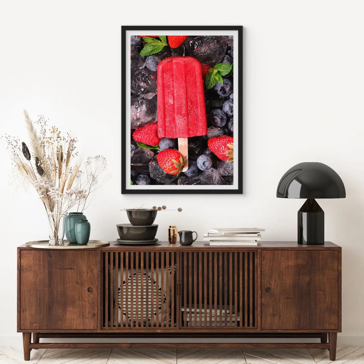 Plagát v čiernom ráme - Červený zmrzlinový sorbet na paličke obklopený jahodami a čučoriedkami - 50x70cm - Chuť horúceho leta - Moderná nástenná dekorácia do obývacej izby a spálne ARTTOR