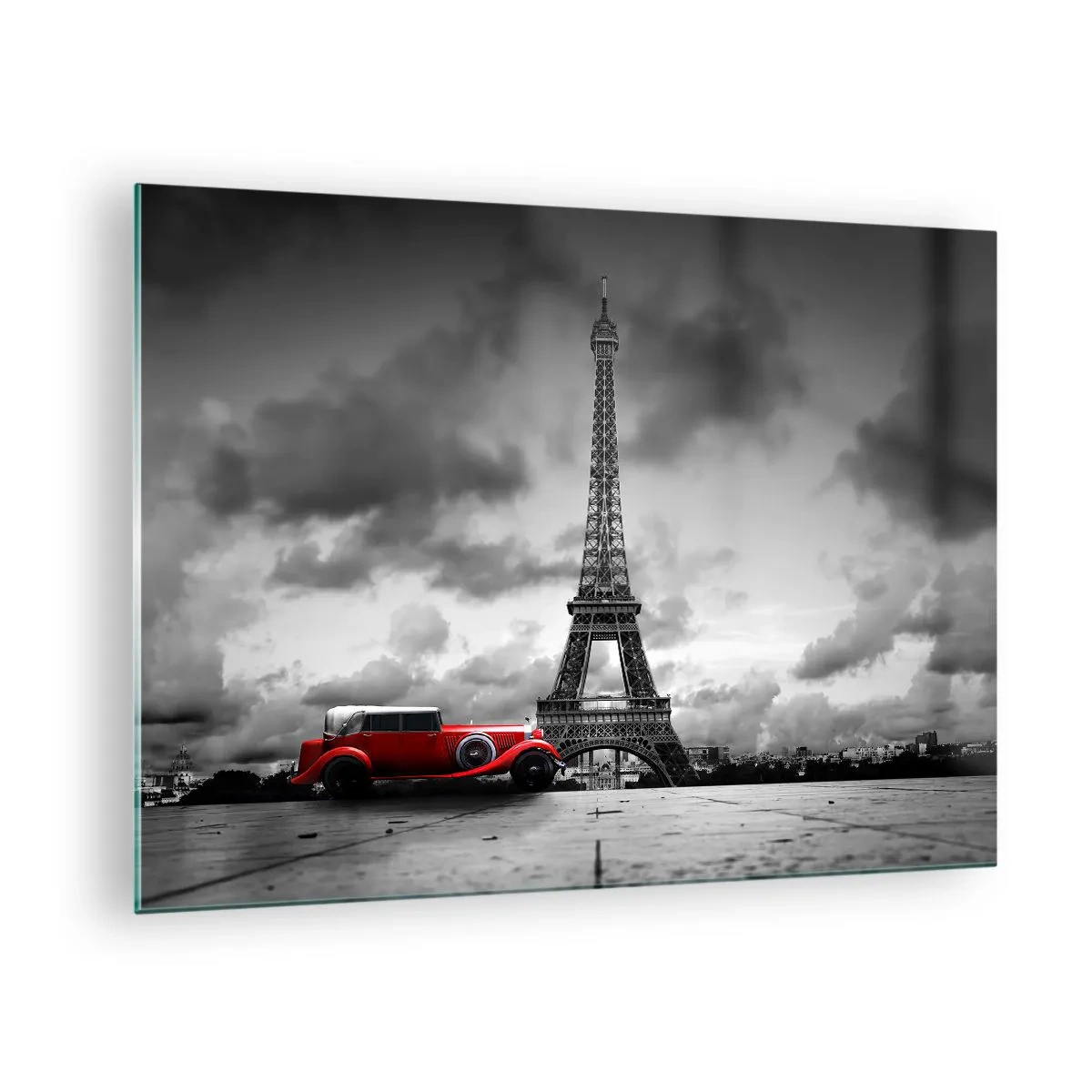 Obraz na skle - Červené retro auto s Eiffelovou vežou v pozadí v čiernobielom prostredí. - 70x50cm - Nie tak dávno v Paríži - Moderná nástenná dekorácia do obývacej izby a spálne ARTTOR