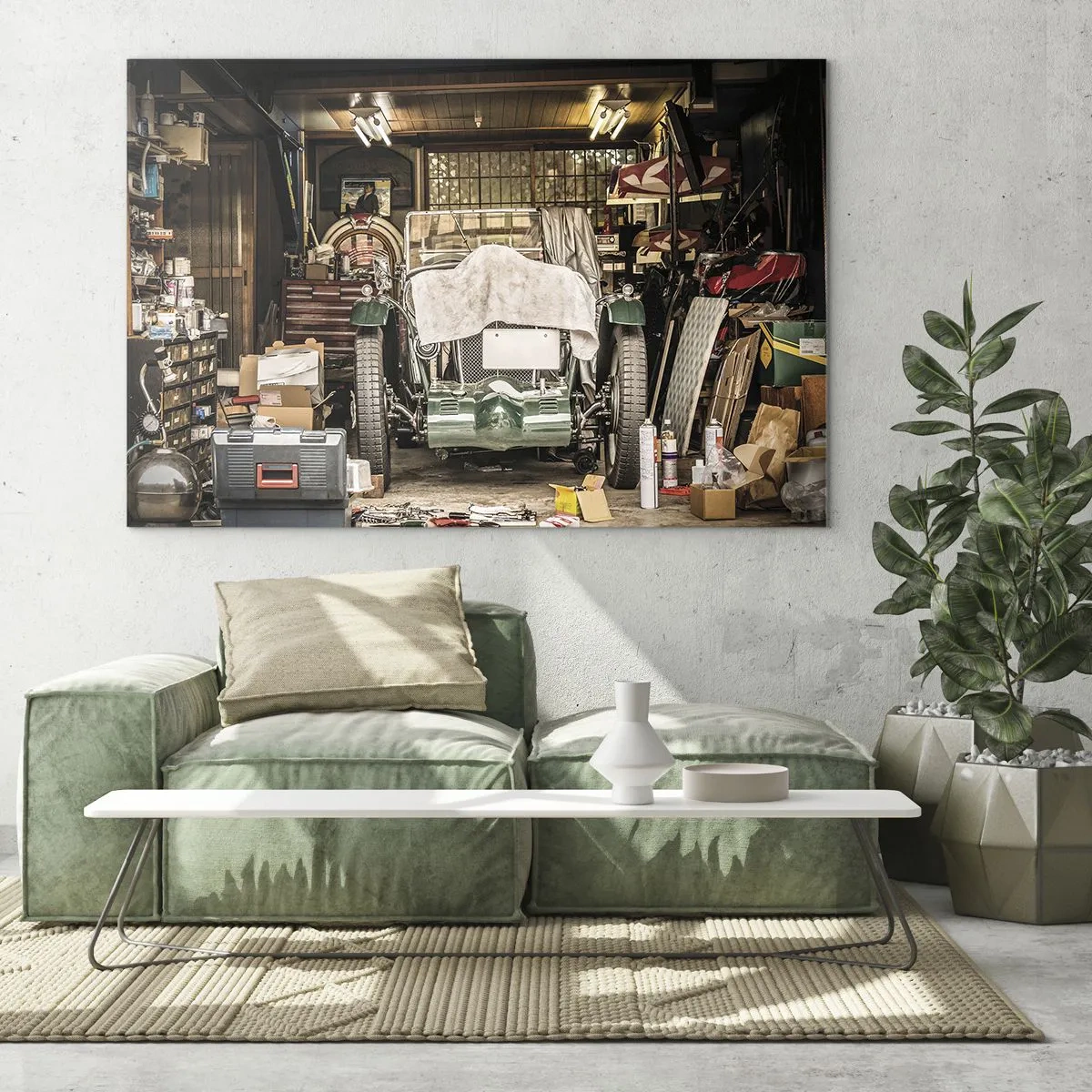Obraz na skle - Starožitná garáž s autom prikrytým látkou, obklopená náradím a krabicami - 70x50cm - Späť do minulosti - Moderná nástenná dekorácia do obývacej izby a spálne ARTTOR