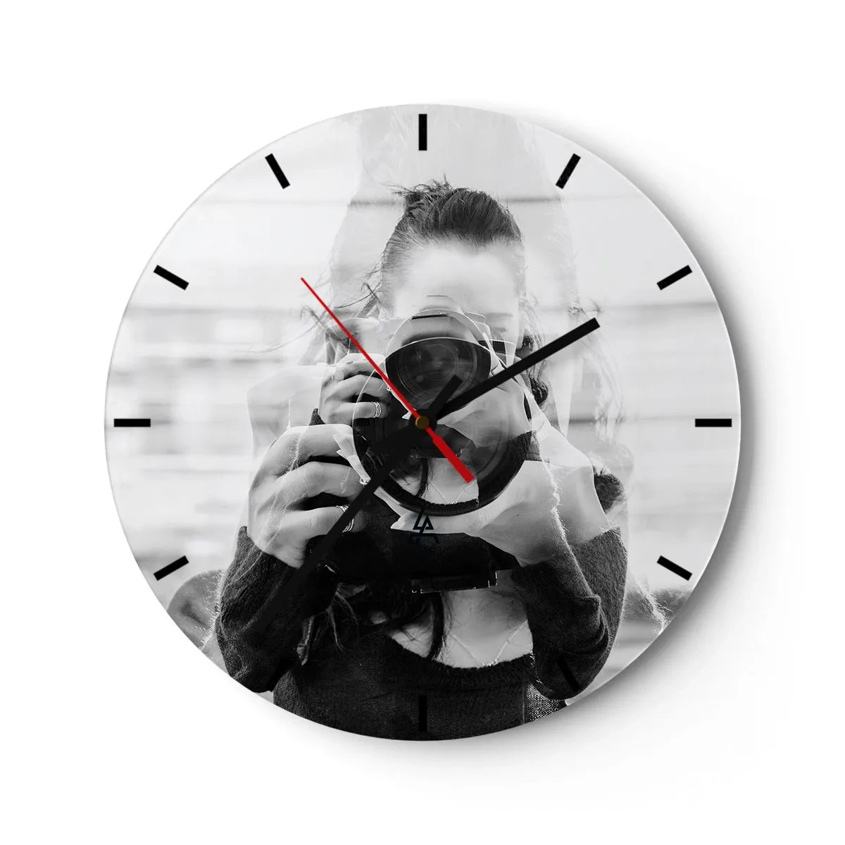 Nástenné hodiny - Žena s fotoaparátom v umeleckej dvojitej expozícii - 30x30cm - Tvorca a materiál - Moderná nástenná dekorácia do obývacej izby, kuchyne a spálne ARTTOR