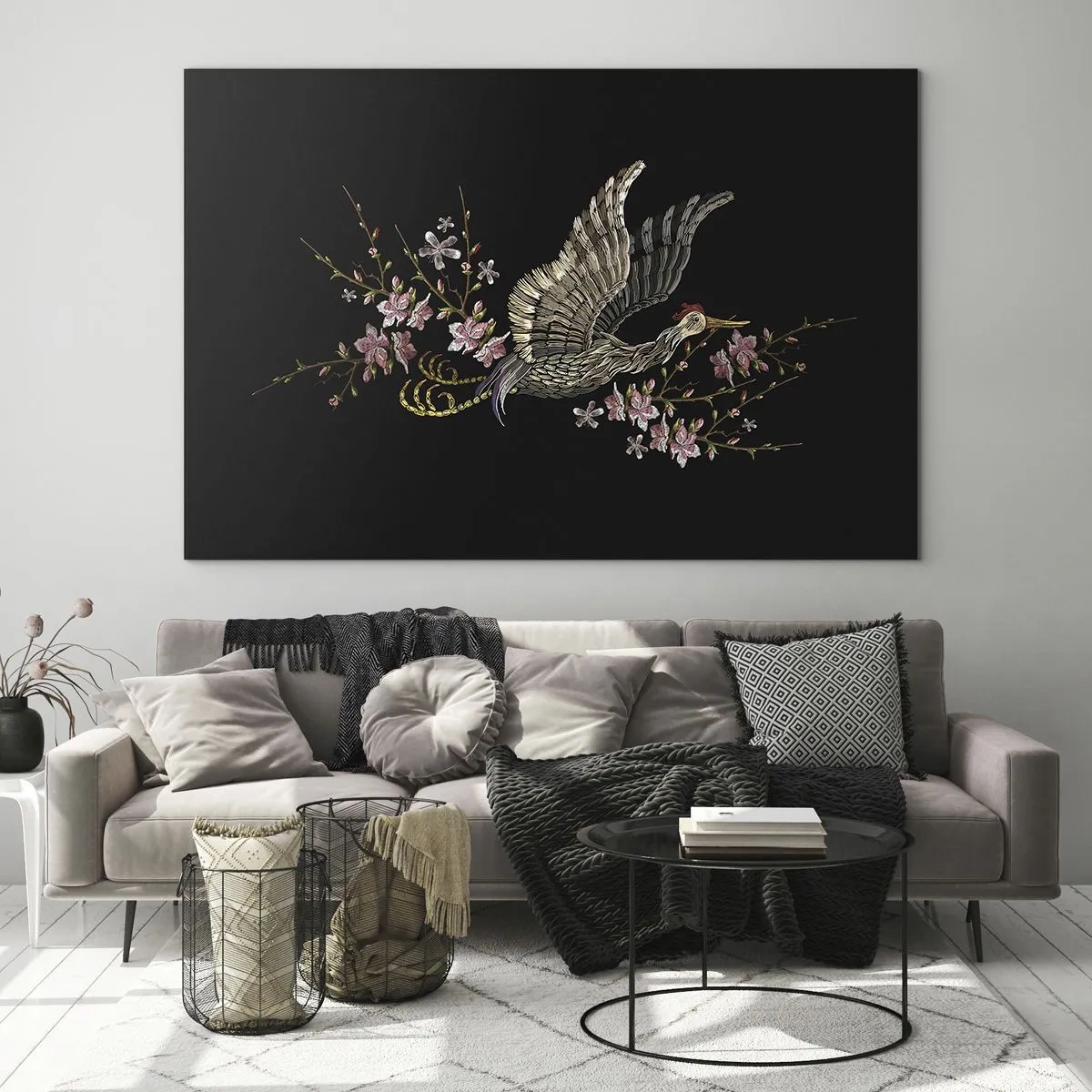 Obraz na skle - Vyšívaný vták za letu s kvetmi v pozadí na tmavom pozadí - 70x50cm - Exotický vyšívaný vták - Moderná nástenná dekorácia do obývacej izby a spálne ARTTOR
