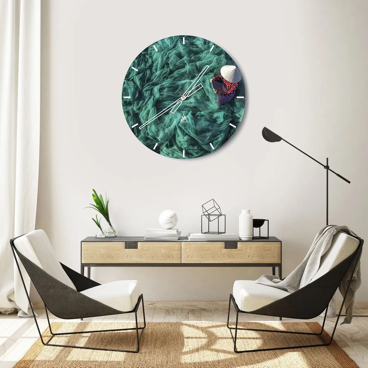 Nástenné hodiny - Osoba v tradičnom klobúku na pozadí zelených sietí. - 30x30cm - V mori sietí - Moderná nástenná dekorácia do obývacej izby, kuchyne a spálne ARTTOR