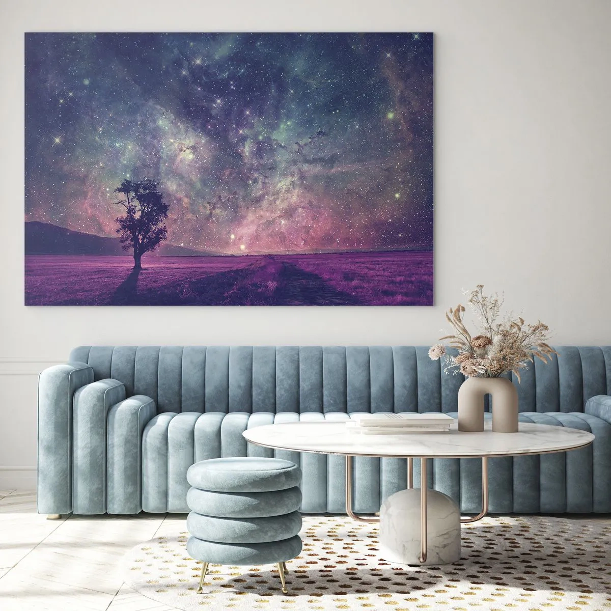 Obraz na skle - Strom na pozadí hviezdnej oblohy a galaxie - 70x50cm - Pod magickou oblohou - Moderná nástenná dekorácia do obývacej izby a spálne ARTTOR