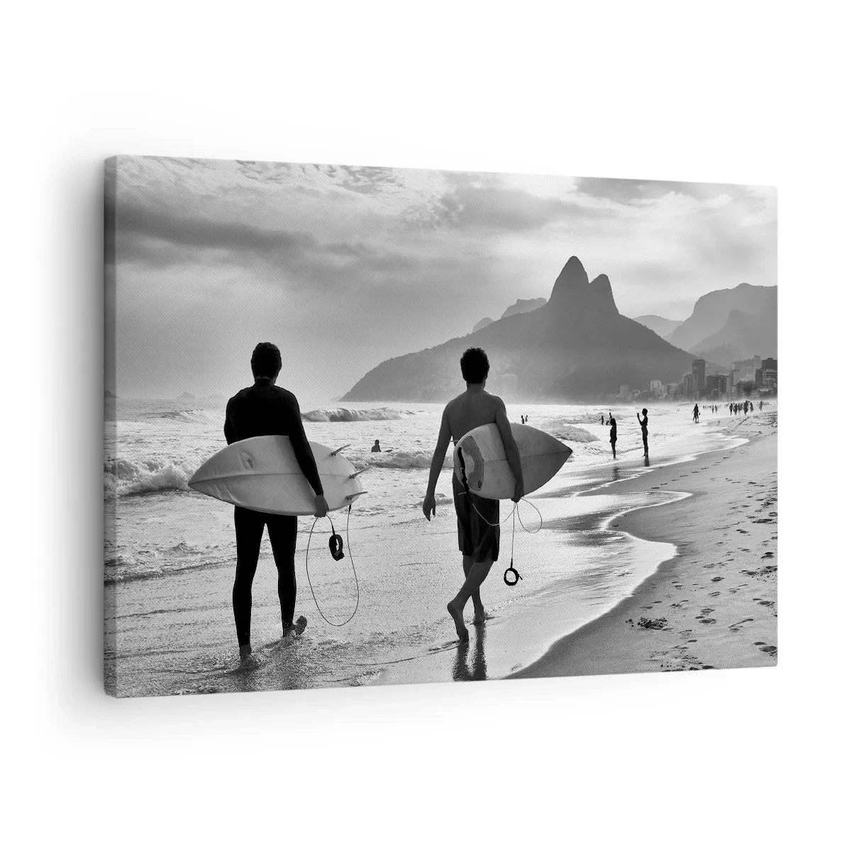 Obraz na plátne - Dvaja surferi kráčajú po pláži s čiernobielymi doskami. - 70x50cm - Samba na jednu vlnu - Moderná nástenná dekorácia do obývacej izby a spálne ARTTOR