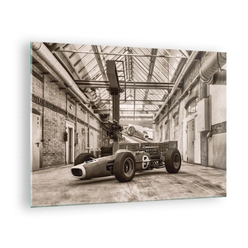 Obraz na skle - Veteránske pretekárske auto v priemyselnej hale - 70x50cm - Odpočinok víťaza - Moderná nástenná dekorácia do obývacej izby a spálne ARTTOR
