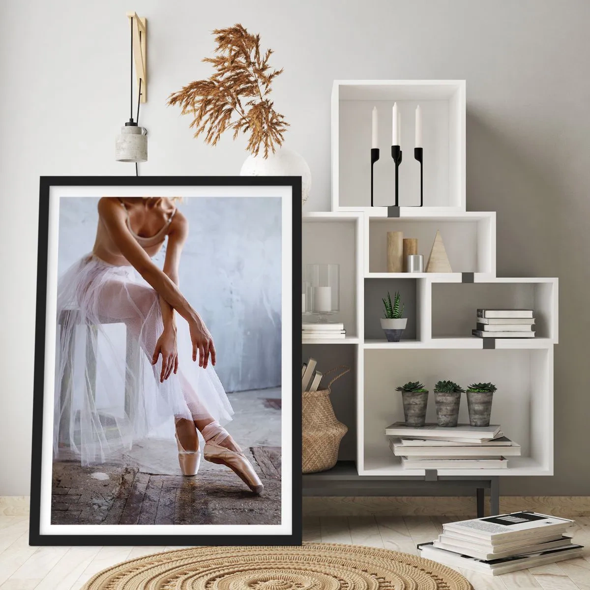 Plagát v čiernom ráme - Baletka v jemnej póze na industriálnom pozadí - 50x70cm - Než sa rozsvietia svetlá rampy - Moderná nástenná dekorácia do obývacej izby a spálne ARTTOR